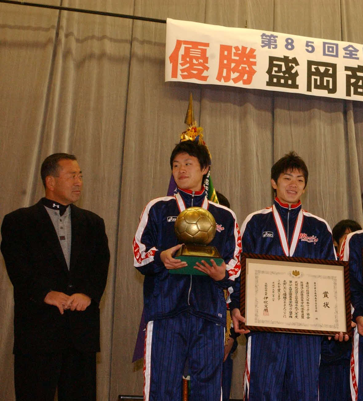 2007年1月、盛岡商高サッカー部の全国選手権優勝報告会で、賞状を持つDF中村翔（右）。左は斎藤重信監督