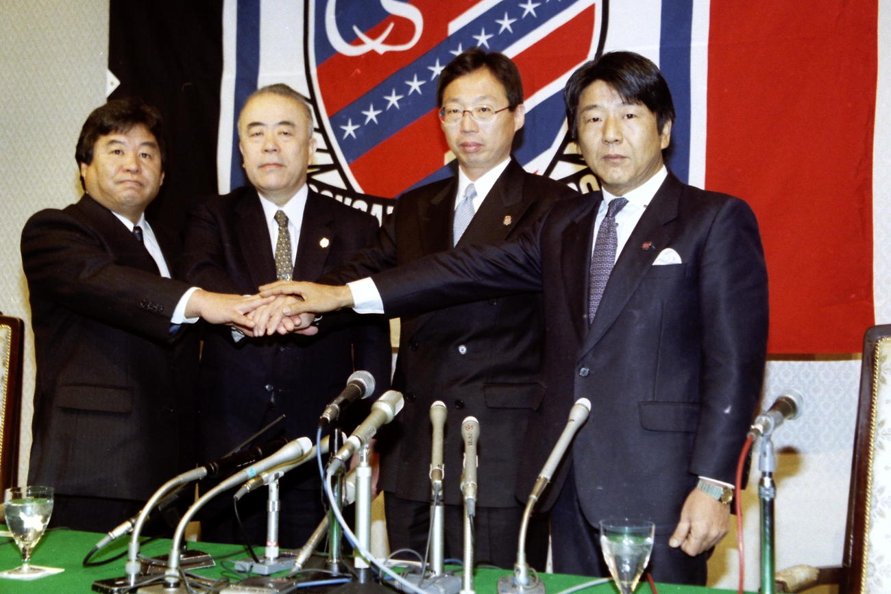 98年　札幌の新監督就任会見をする岡田武史監督（右から2人目）