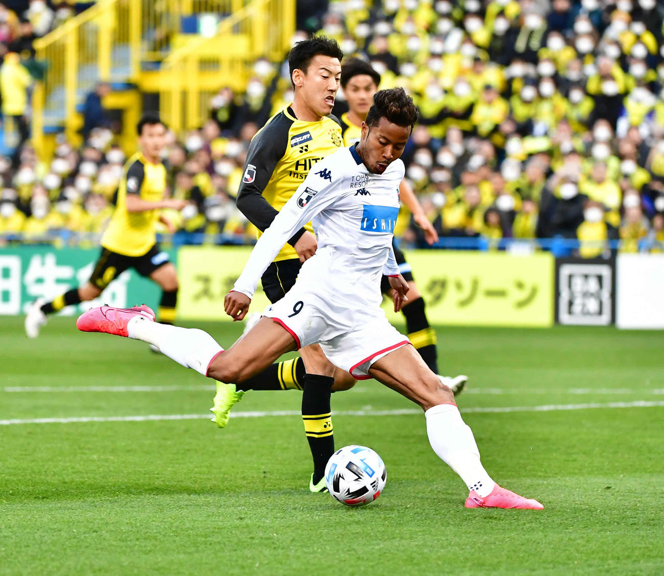 20年　J1柏対札幌　後半、札幌FW鈴木は柏DFをかわしゴールを奪う