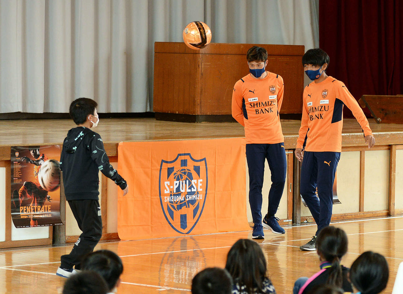 小学生とリフティングでパス交換する清水MF成岡（右）とMF鈴木