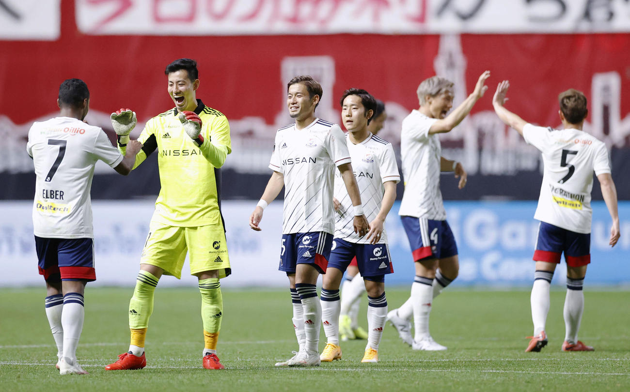 札幌に逆転勝ちし、喜ぶGK高丘（左から2人目）ら横Mイレブン（共同）