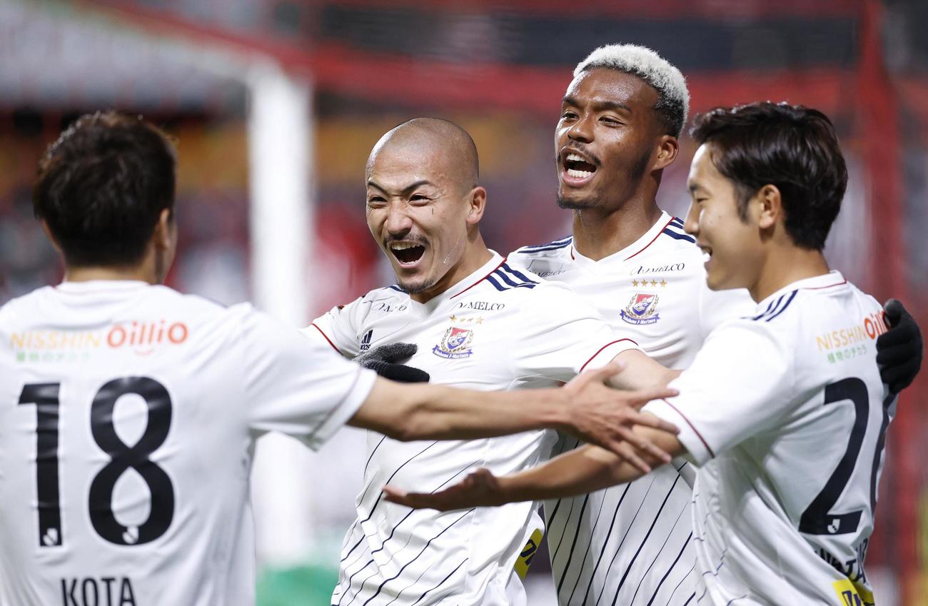 札幌対横浜　後半、決勝ゴールを決めて大喜びの横浜前田（中央）（共同）
