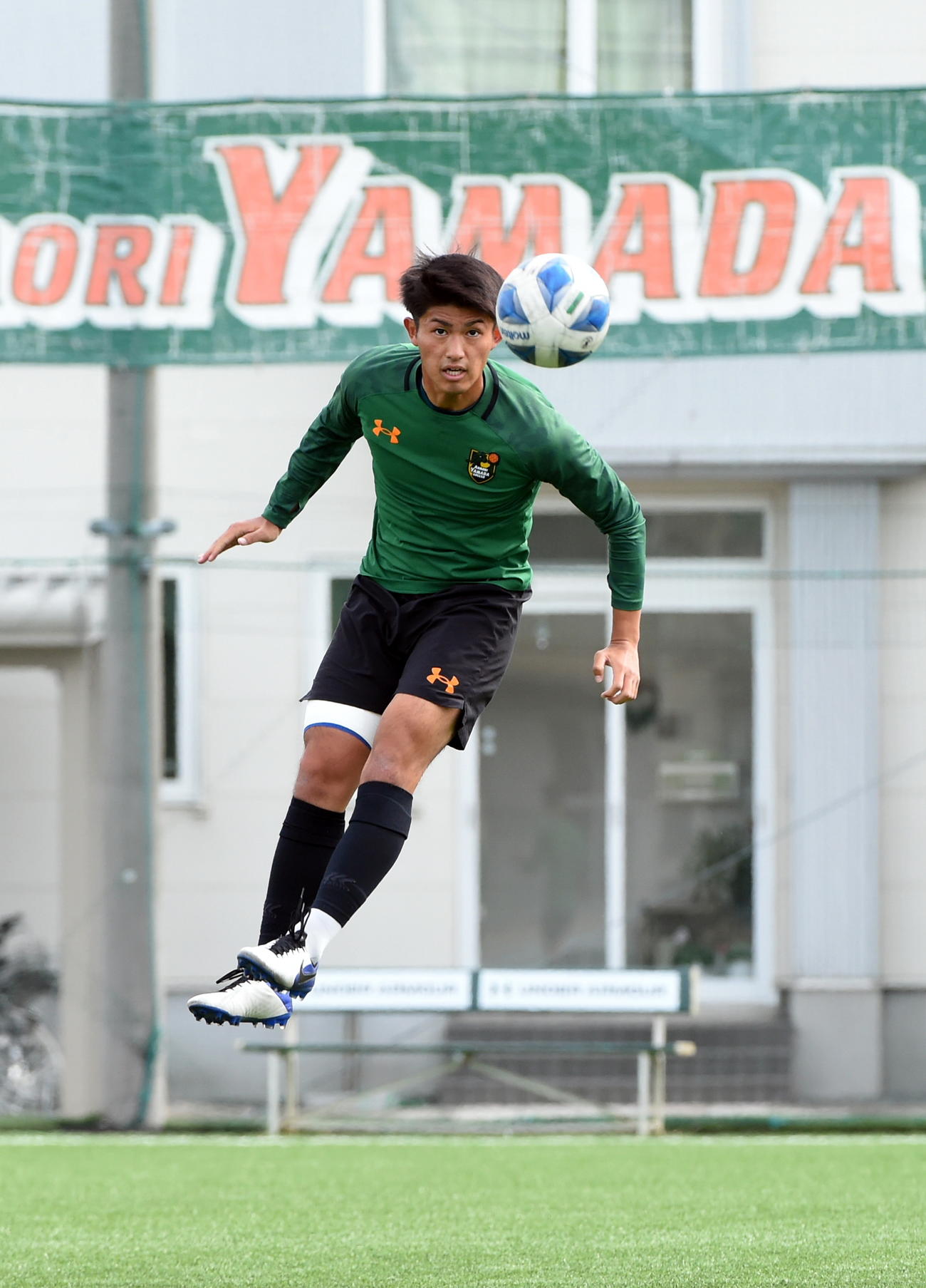 ヘディングする青森山田DF丸山