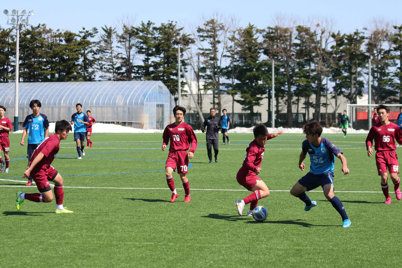 プリンスリーグ開幕へ向け、旭川大との練習ゲームを行う旭川実高イレブン（撮影・山崎純一）