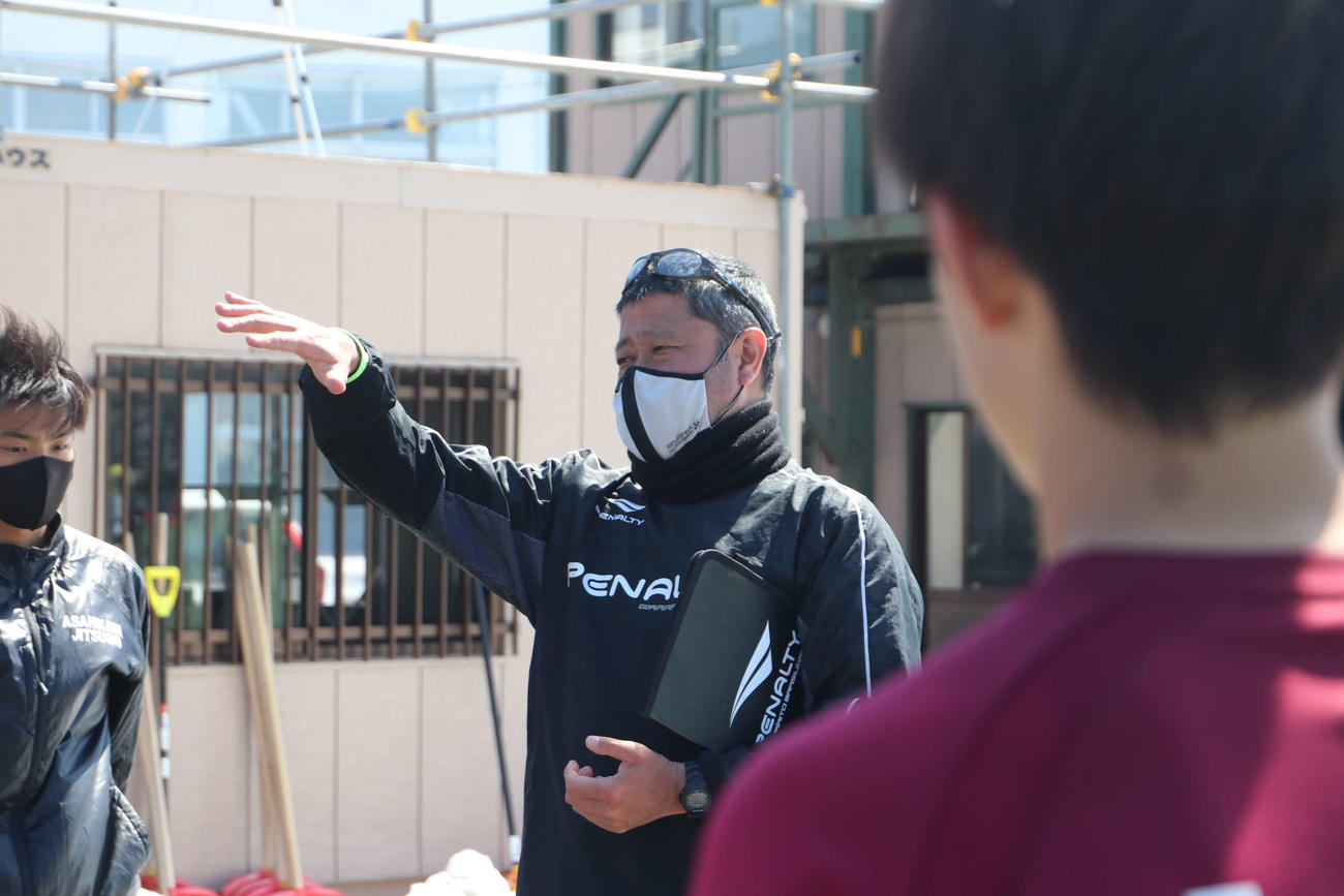 選手たちに話をする旭川実高の富居監督（撮影・山崎純一）