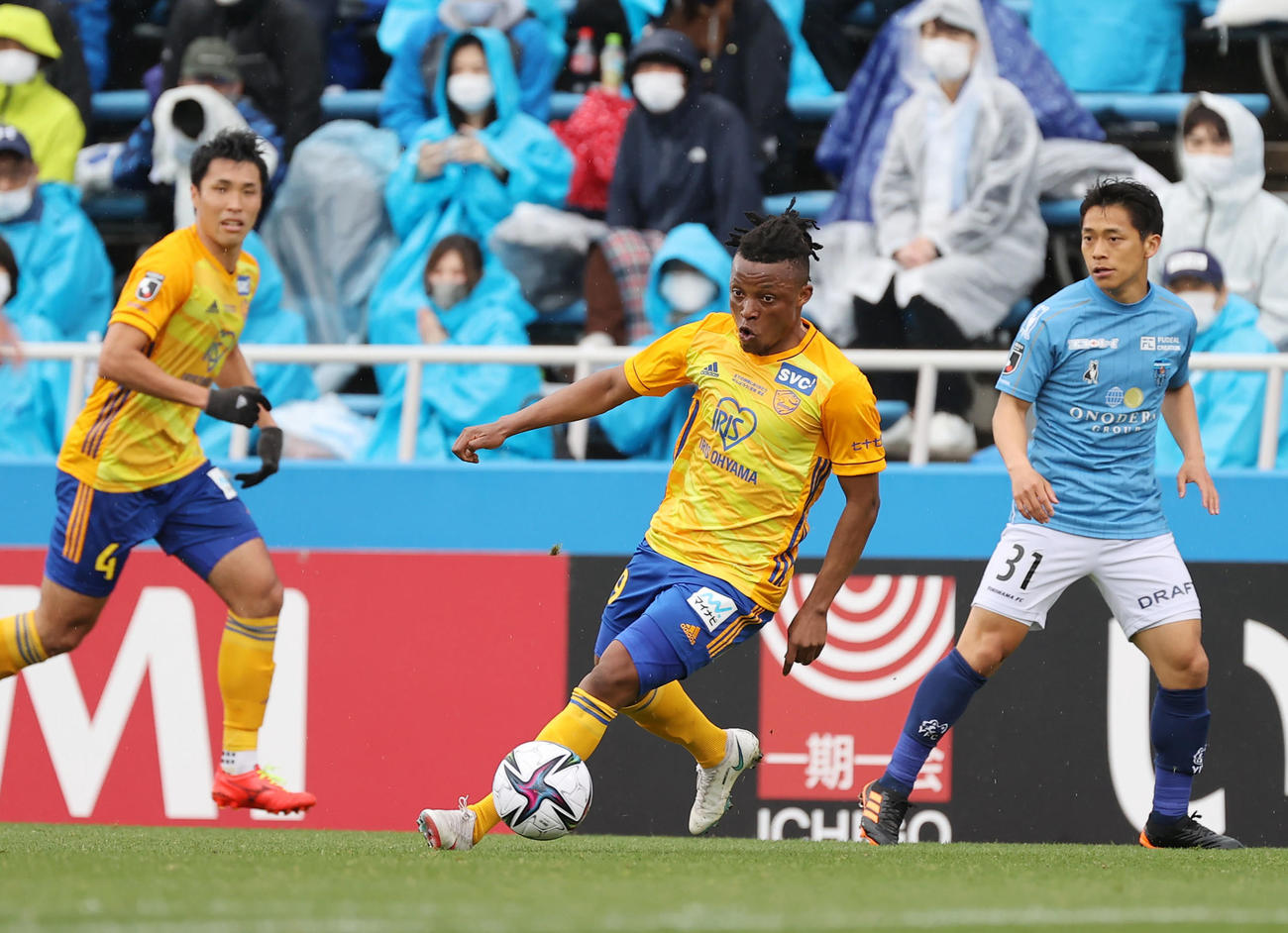 横浜FC対仙台　後半、ドリブルで攻めこむ仙台オッティ（中央）（撮影・垰建太）