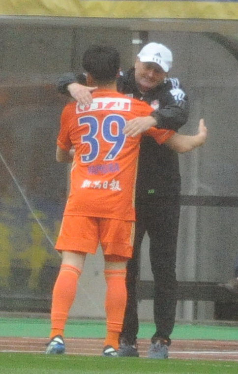 矢村の今季初ゴールを祝福するアルベルト監督