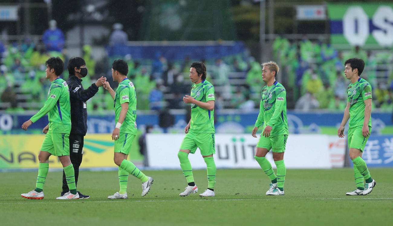 湘南対神戸　引き分けで試合を終え、選手を迎える湘南浮嶋監督（左から2人目）（撮影・河田真司）