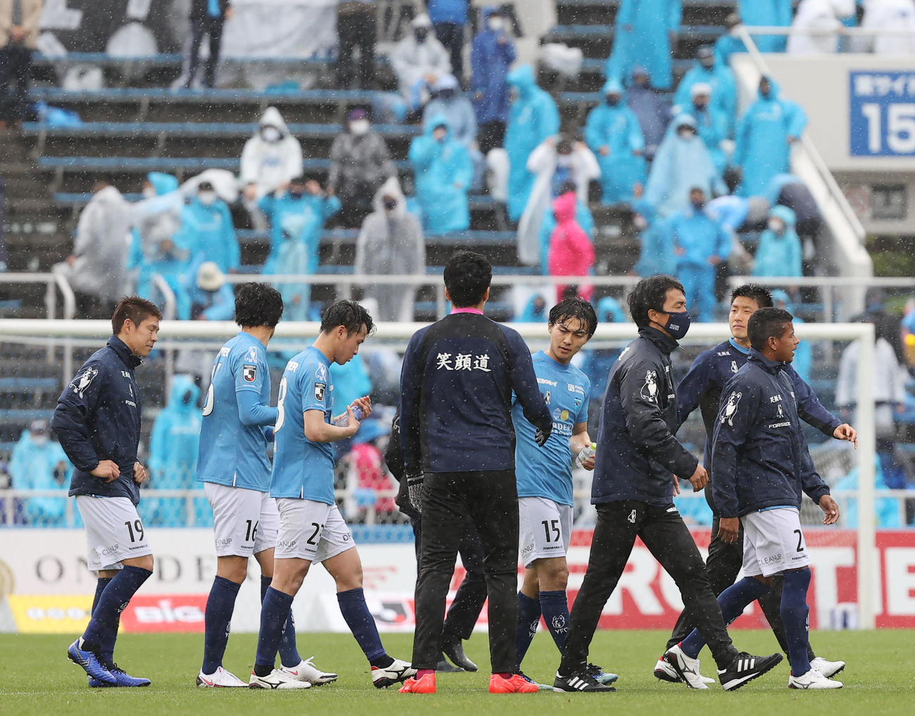 横浜FC対仙台　終了間際に同点に追いつかれ引き分けに終わりさえない表情であいさつに向かう横浜FC早川監督（右から3人目）ら選手たち（撮影・垰建太）