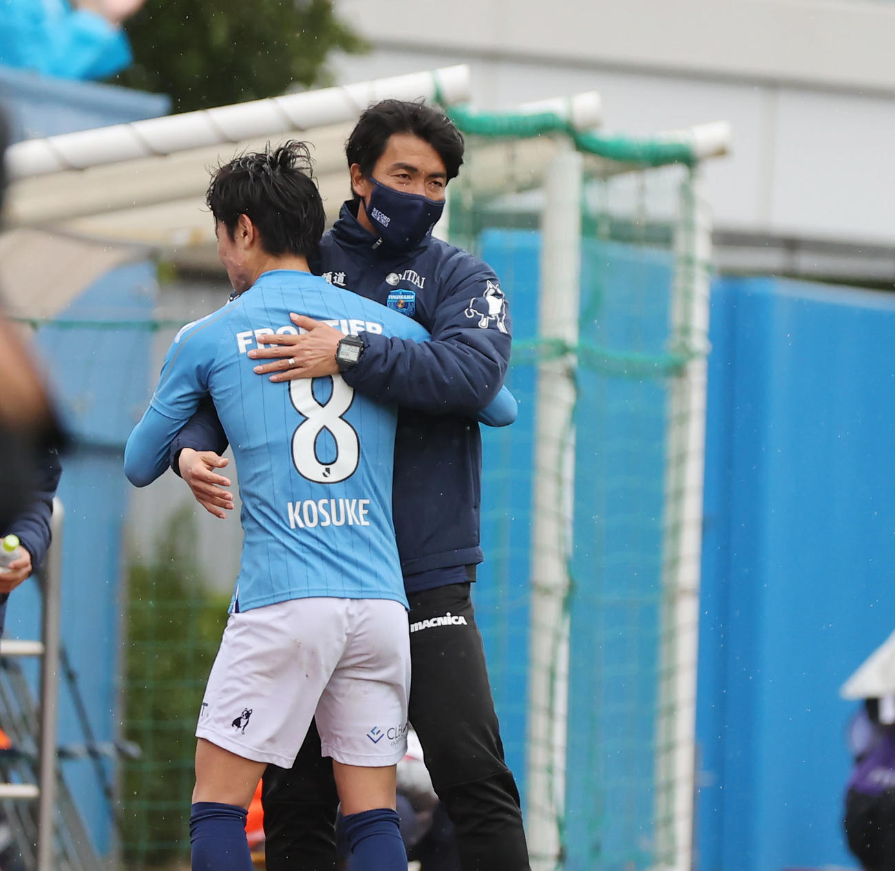横浜FC対仙台　後半、交代で下がる横浜FC斎藤（8番）をねぎらう早川監督（撮影・垰建太）