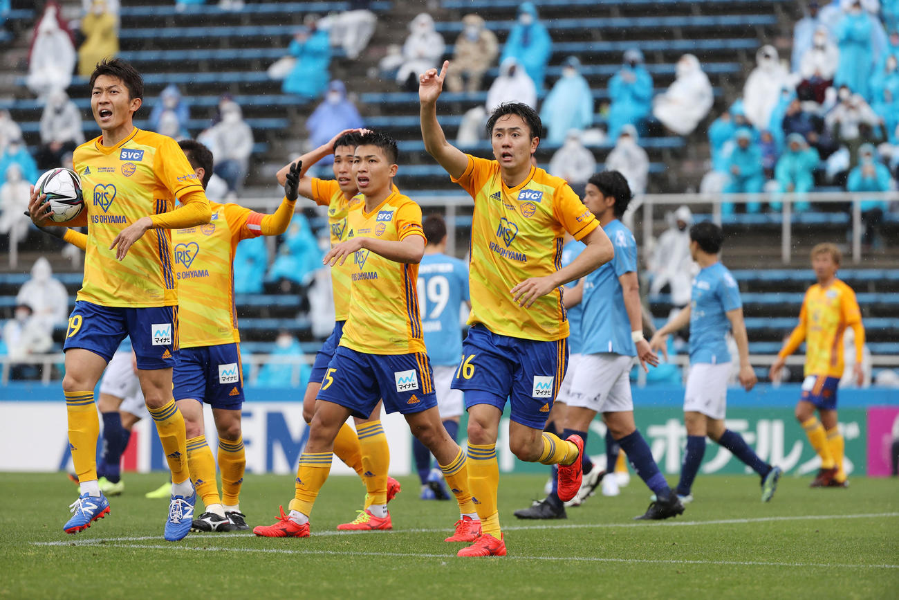 横浜FC対仙台　後半、こぼれ球を押し込み同点ゴールを決め喜ぶもオフサイドの判定に猛抗議する仙台吉野（中央）ら選手たち（撮影・垰建太）