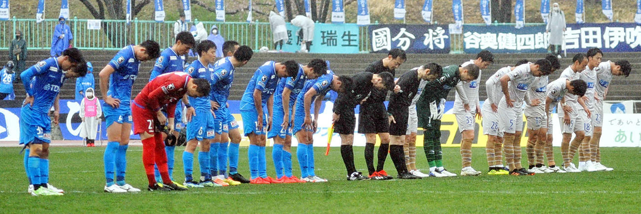降雨の中、「奥羽本戦・第1戦」を引き分けたホーム秋田（手前）とアウェー山形の選手たち