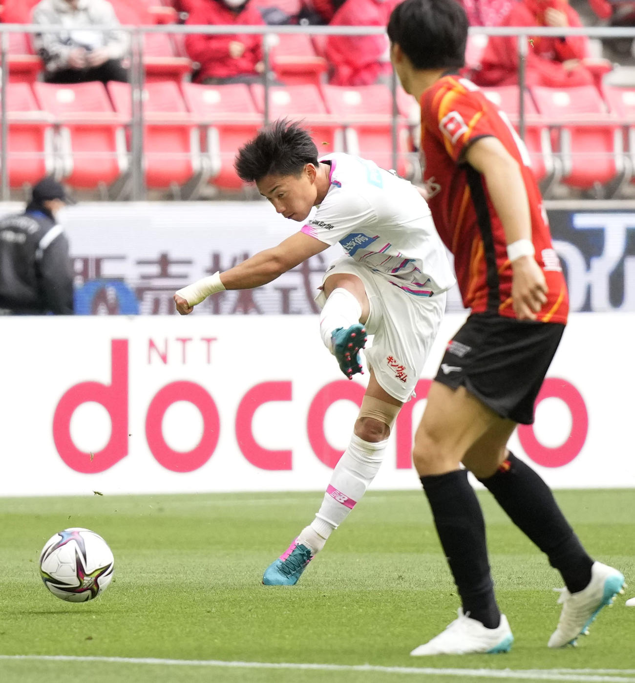 前半、ゴールを狙う鳥栖・林（共同）