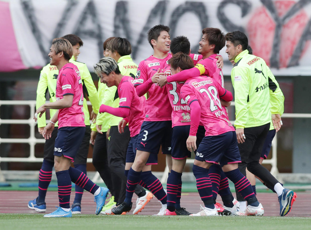 C大阪対浦和　後半、先制ゴールを決めたC大阪丸橋（右から2人目）はイレブンから祝福され笑顔を見せる（撮影・前田充）