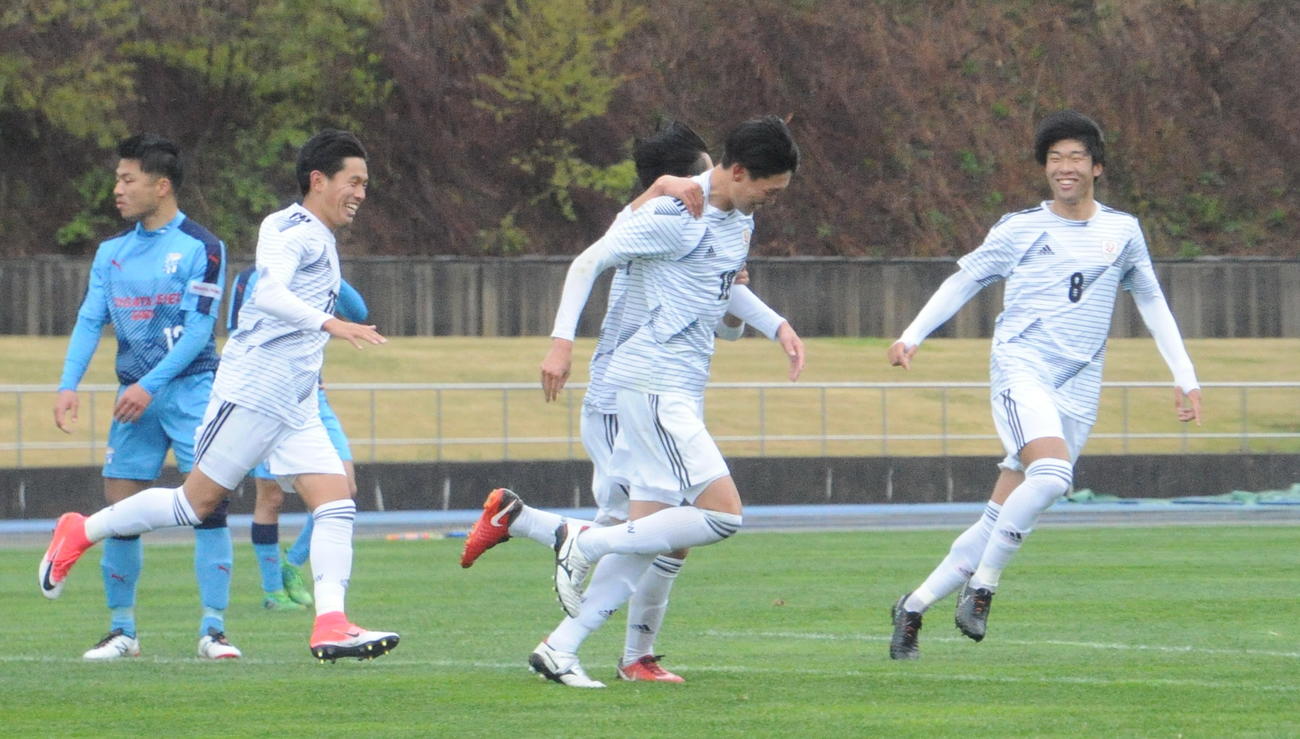 先制点の橋爪（右から2人目）がチームメートと喜び合う