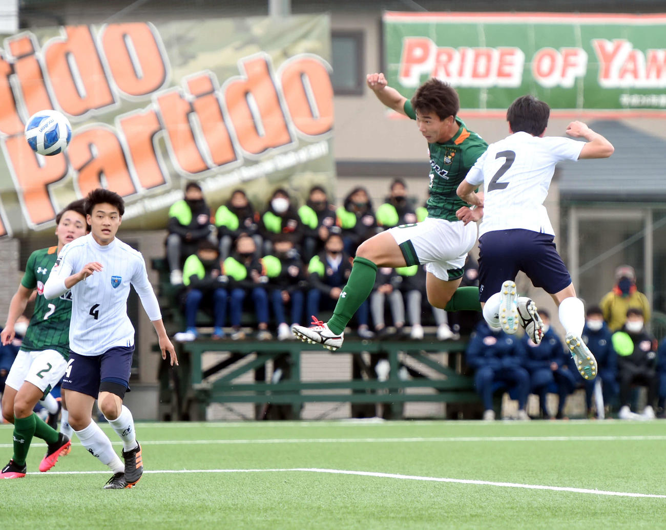 青森山田対横浜FCユース　後半13分、ヘディングで先制ゴールを決める青森山田FW名須川（右から2人目）（撮影・山田愛斗）