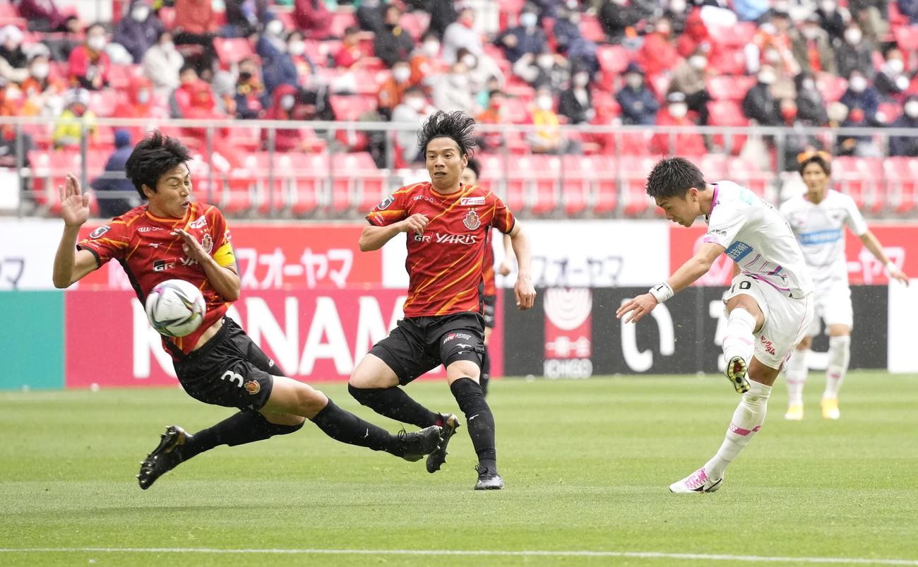 名古屋対鳥栖　前半ゴールを狙う鳥栖・樋口（右）（共同）