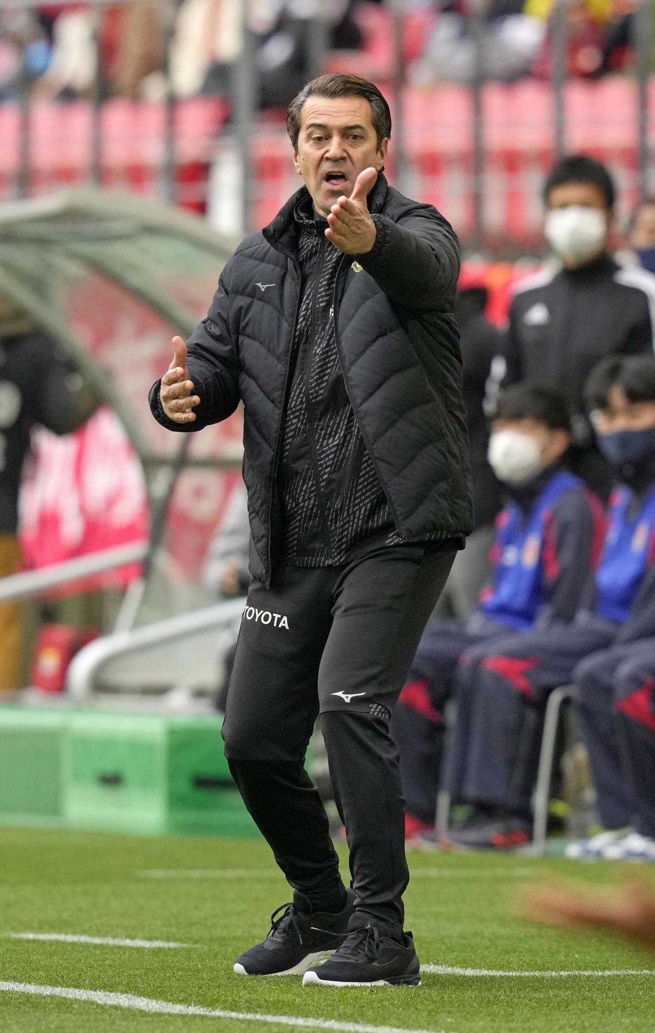 名古屋対鳥栖　前半、指示を出す名古屋・フィッカデンティ監督（共同）