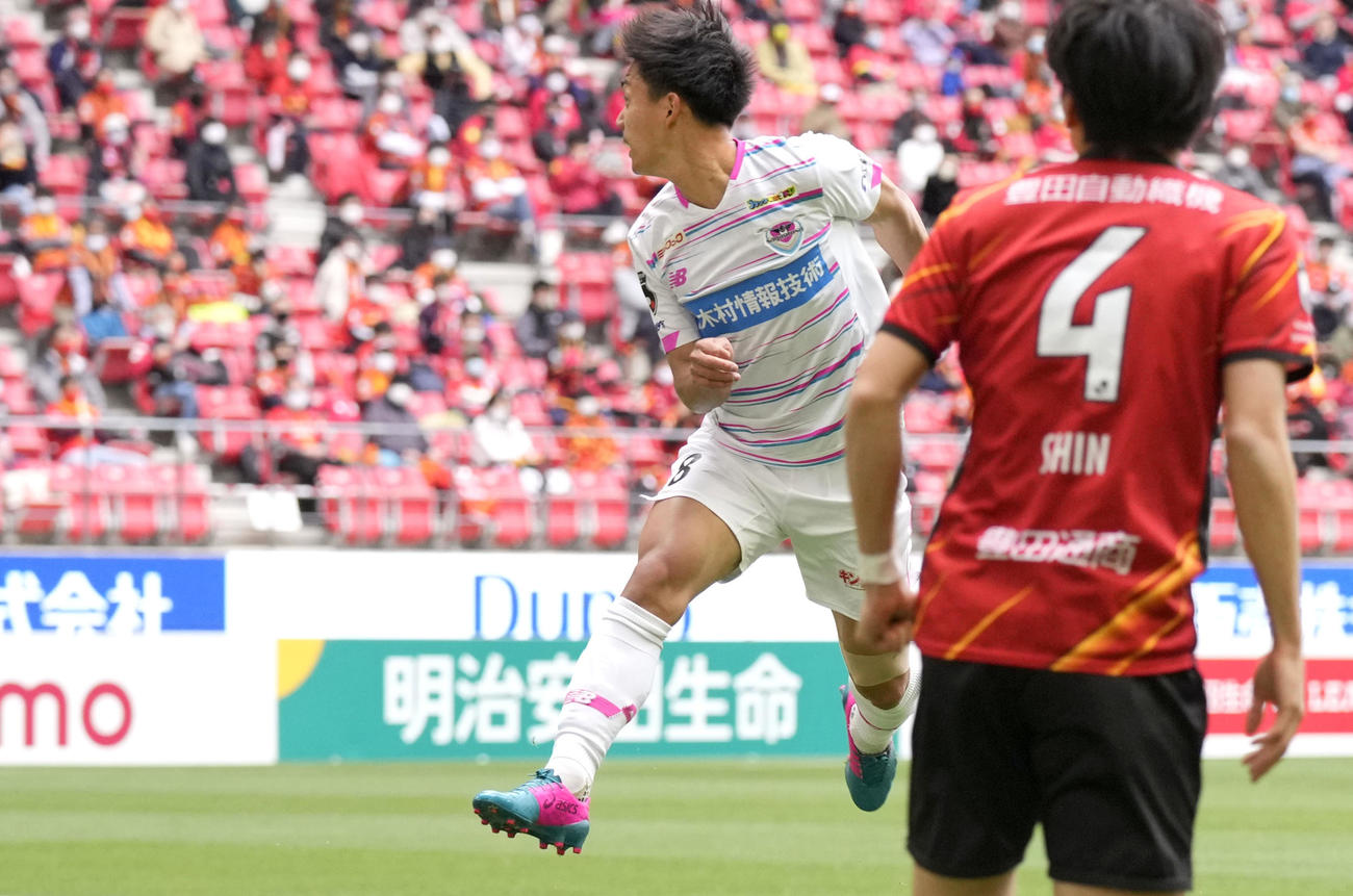 名古屋対鳥栖　前半、ヘディングで先制ゴールを決める鳥栖林