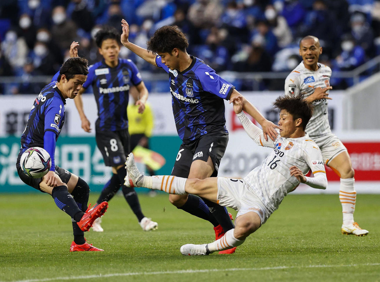 G大阪対清水　後半、競り合うG大阪佐藤（中央）と清水西沢（右）