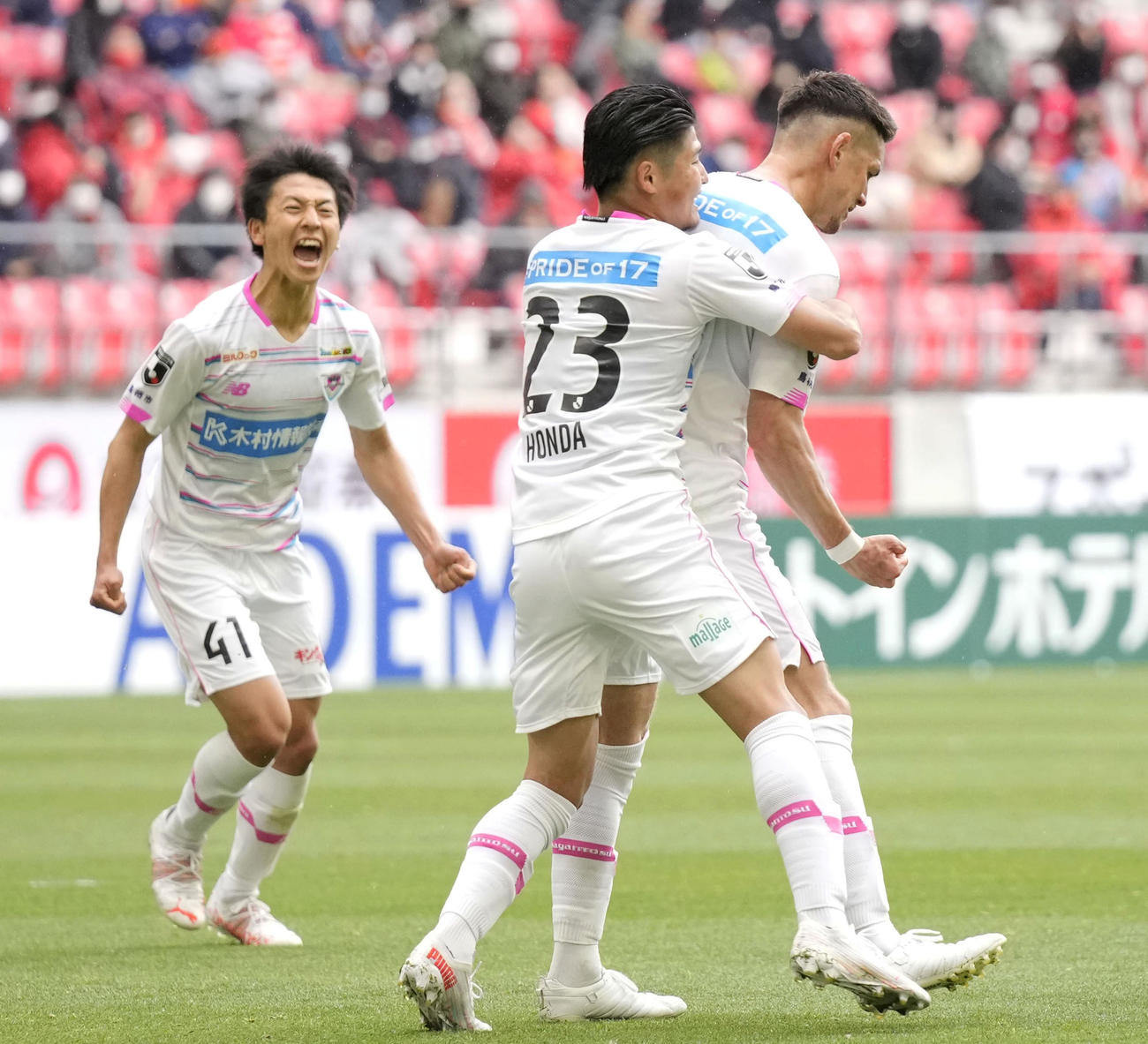 名古屋－鳥栖　前半、チーム2点目のゴールを決め、鳥栖本田に祝福される酒井（右）（共同）
