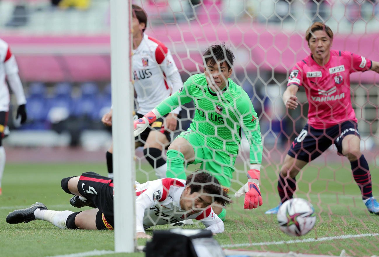 C大阪対浦和　後半、C大阪丸橋に先制ゴールを決められる浦和GK西川（中央）（撮影・前田充）