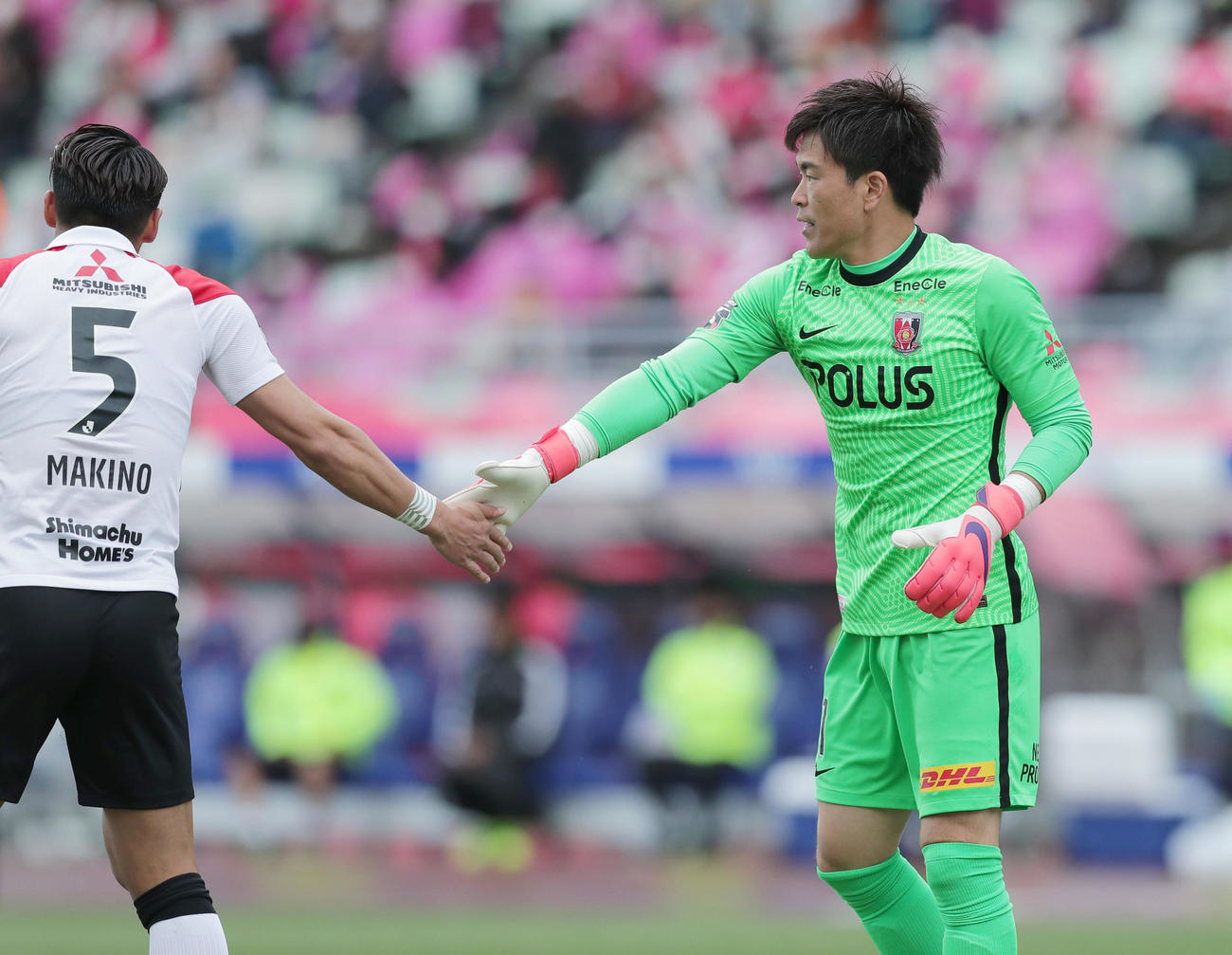 C大阪対浦和　後半、C大阪豊川のシュートを防いだ浦和GK西川（右）は槙野とタッチを交わす（撮影・前田充）