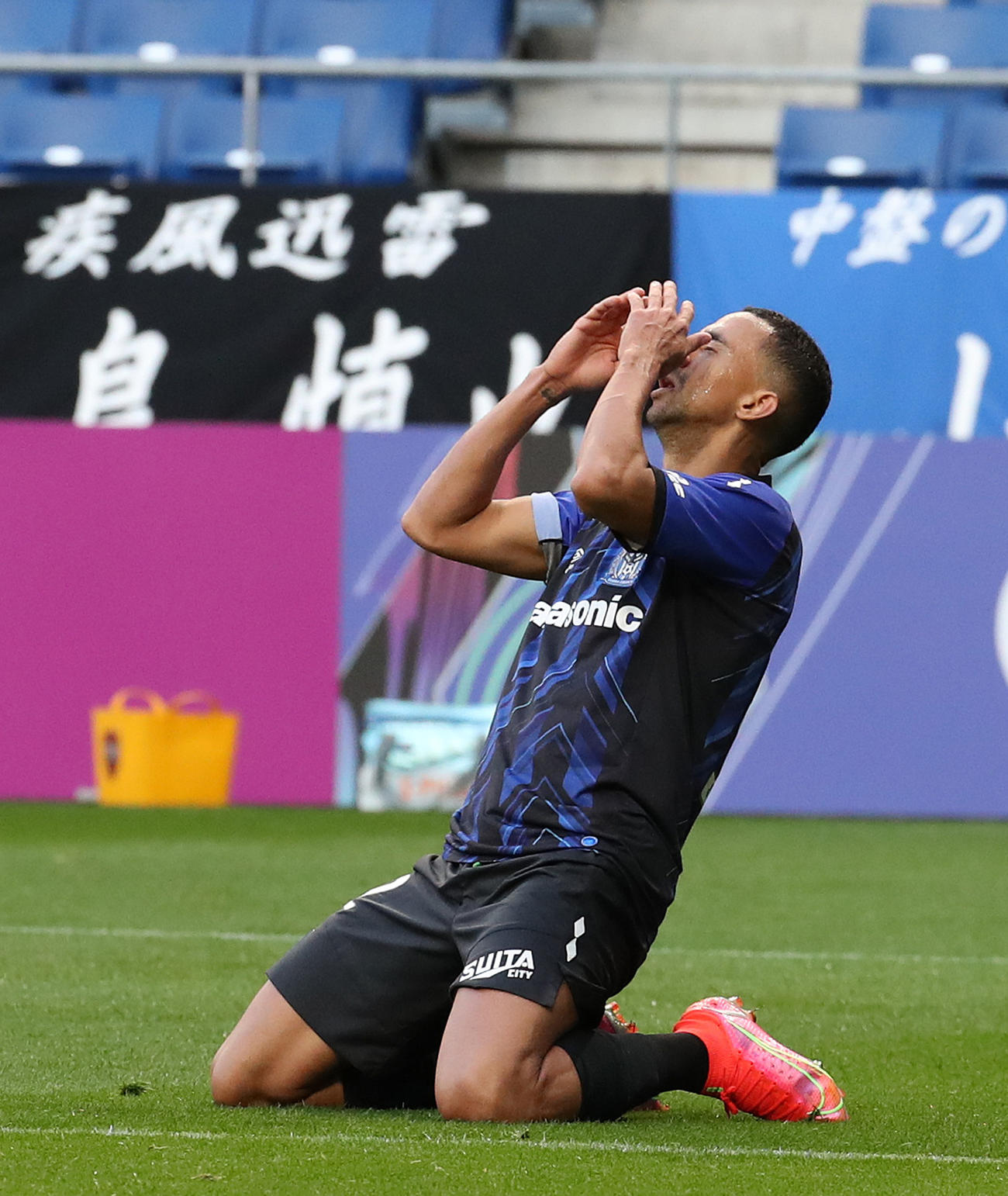 G大阪対清水　前半シュートを外し頭を抱えるG大阪チアゴ・アウベス（撮影・白石智彦）