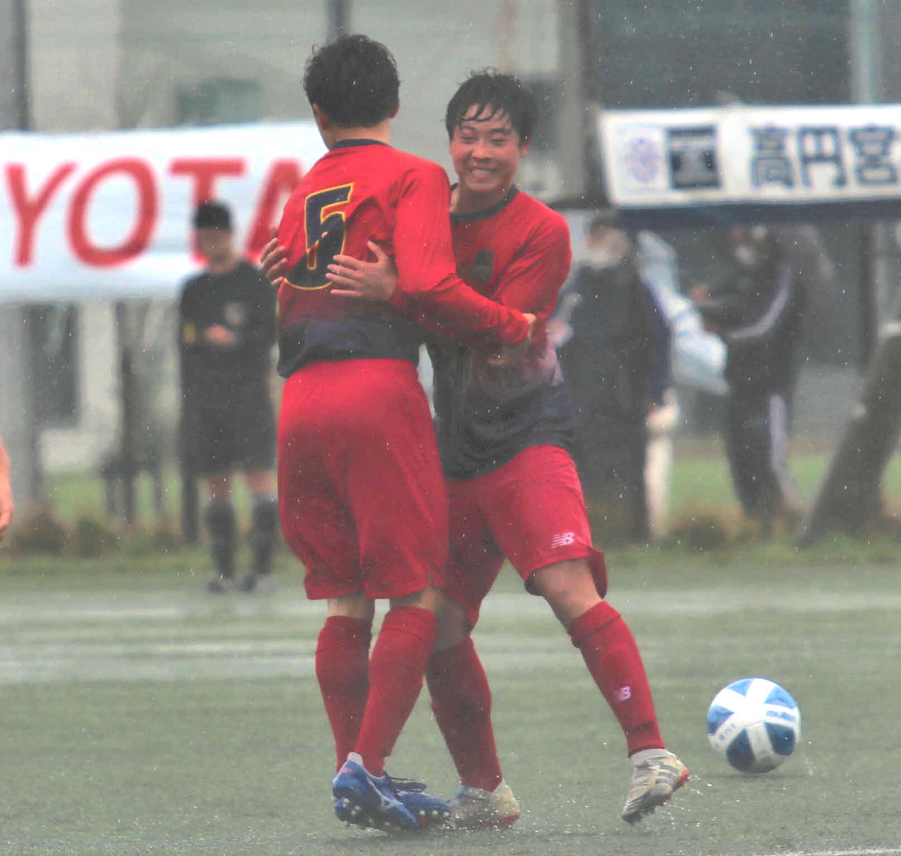 札幌大谷高対札幌第一高　2点目のゴールを決めチームメートと抱き合う札幌大谷FW高橋颯（右）（撮影・山崎純一）