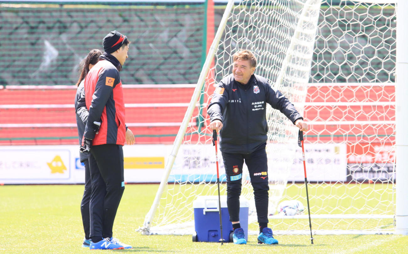 ルヴァン杯鹿島戦前日練習中、札幌ペトロビッチ監督（右）はMF宮沢と会話を交わす（撮影・保坂果那）