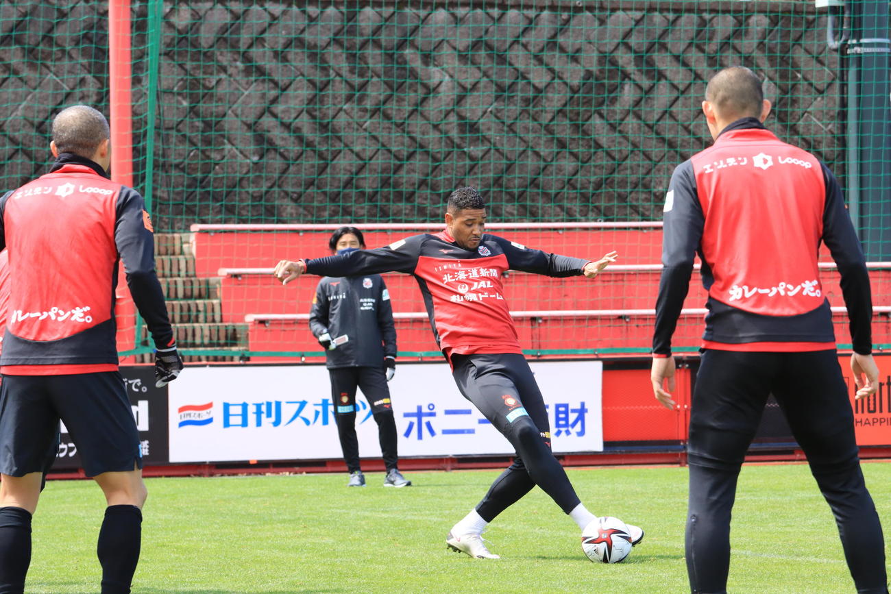 ルヴァン杯鹿島戦で復帰が見込まれる札幌FWドウグラス・オリヴェイラ（中央）（撮影・保坂果那）