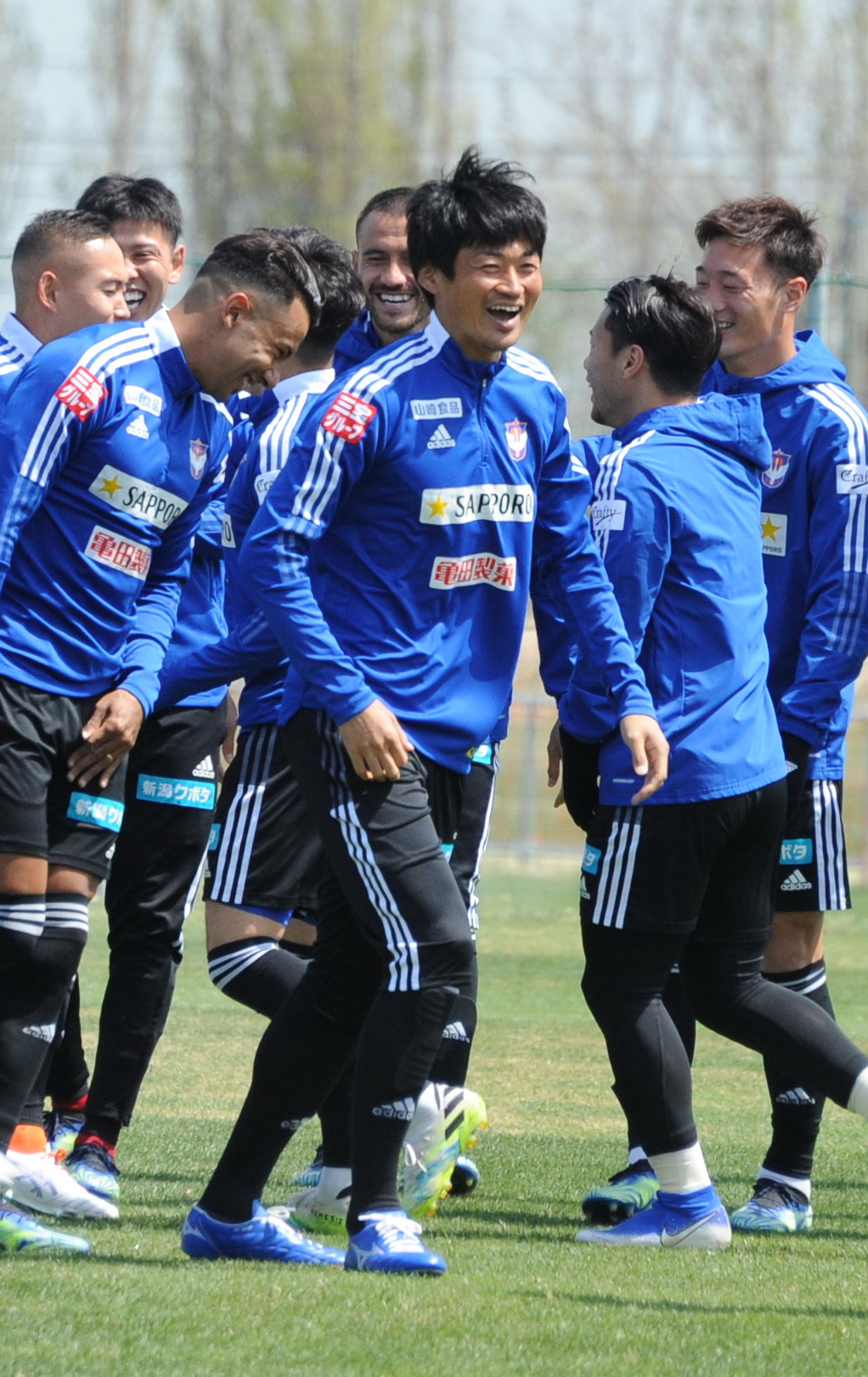 栃木戦に向けた前日練習で笑顔を見せる千葉（中央）