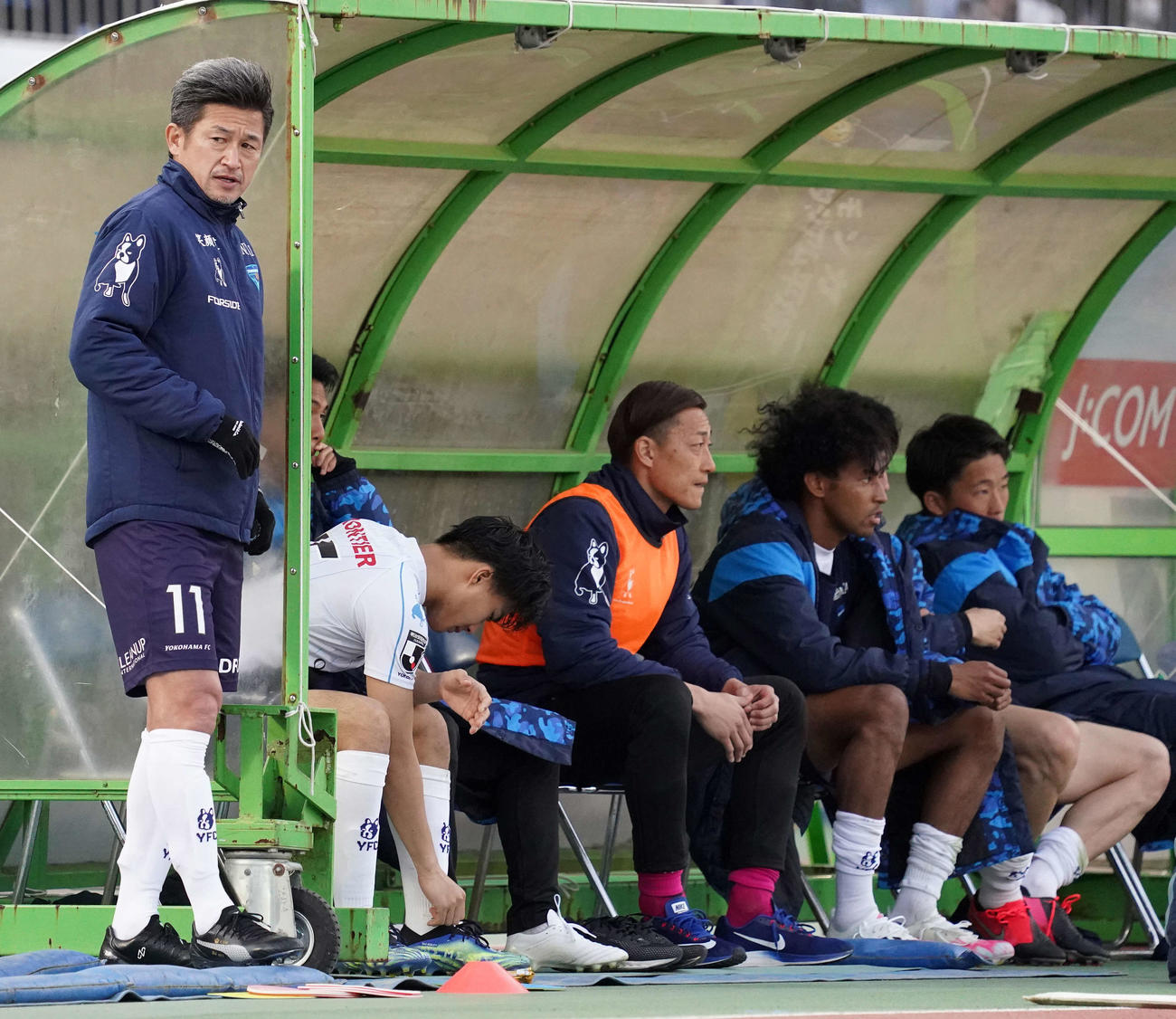 湘南戦で試合終了のホイッスルを聞き、険しい表情の横浜FC・FWカズ（左端）（2021年3月27日撮影）
