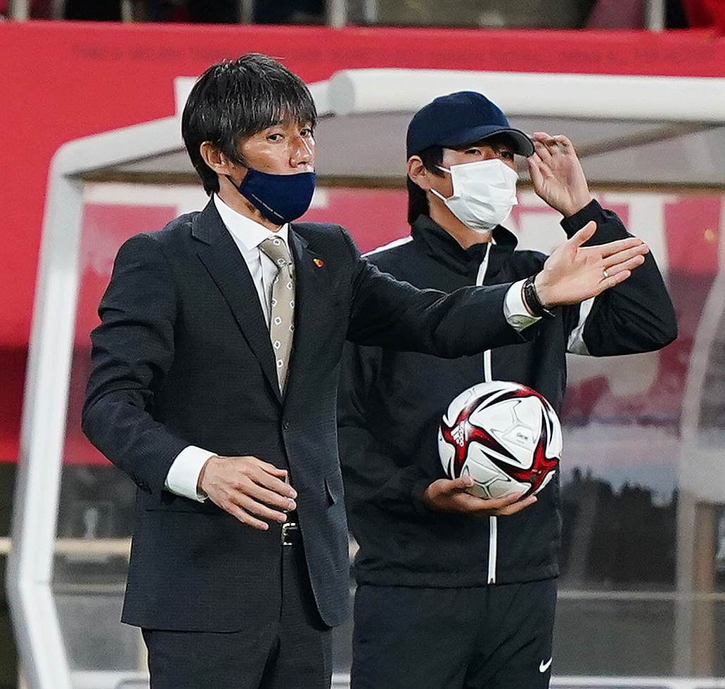 鹿島対札幌　前半、選手に指示を出す鹿島相馬監督（撮影・菅敏）