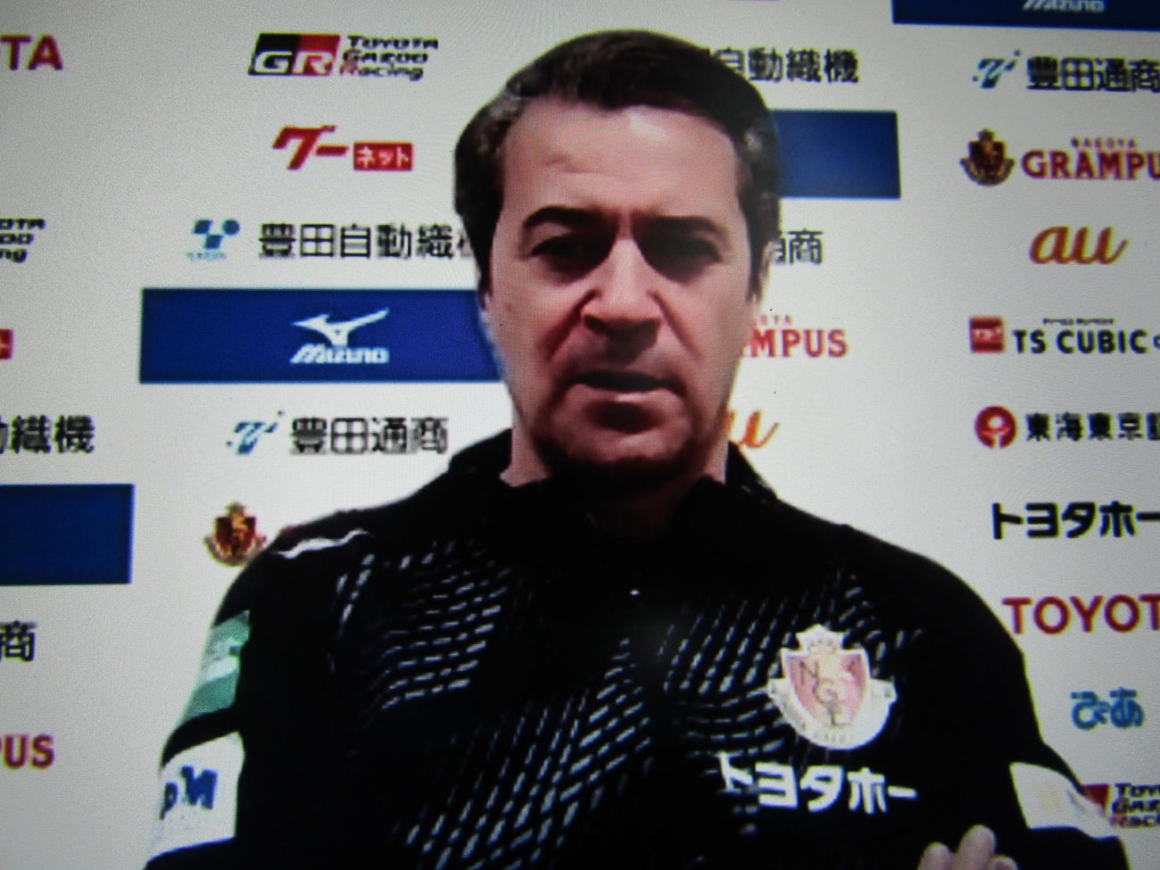 オンライン取材に応じる名古屋フィッカデンティ監督