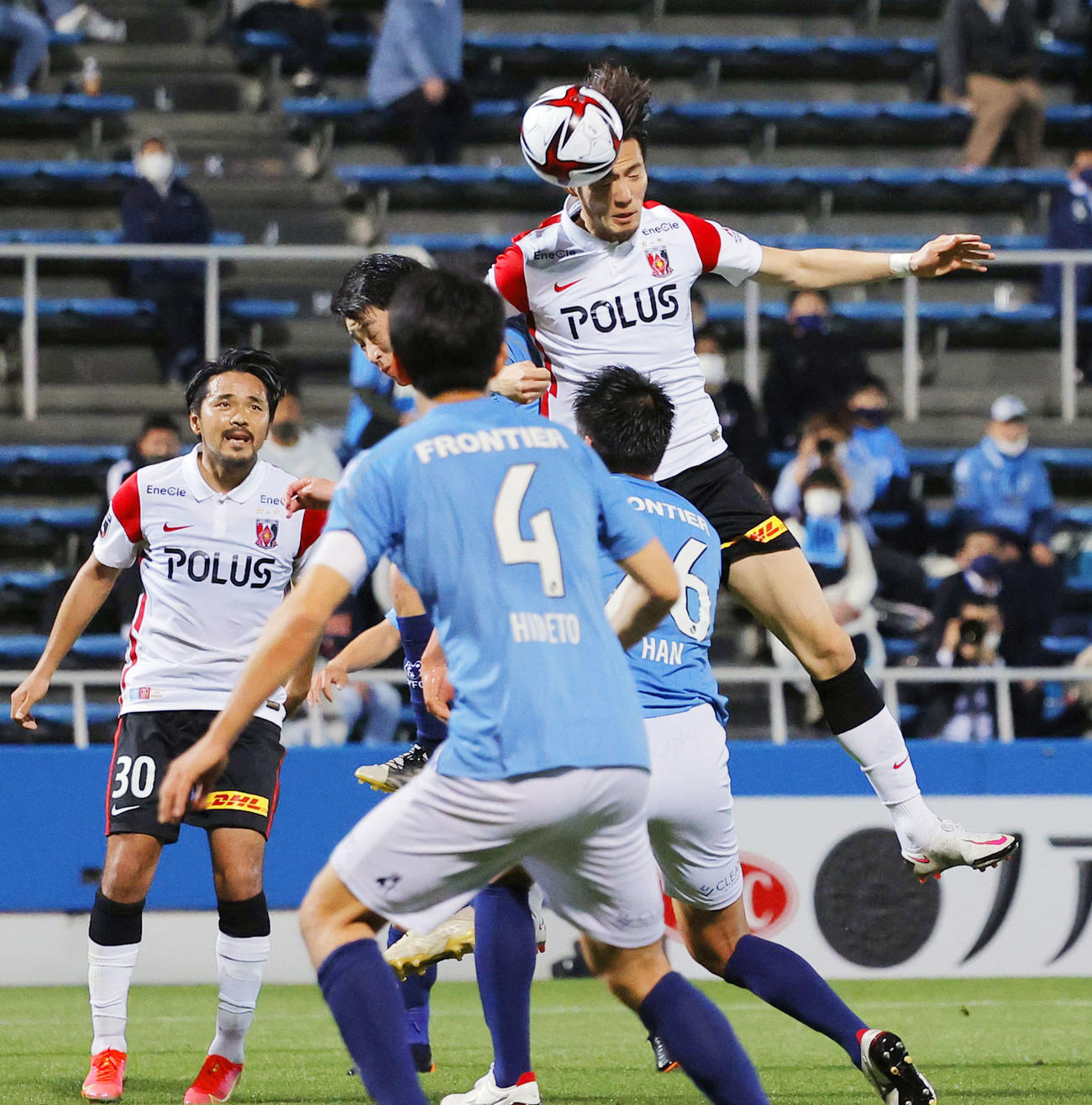 横浜FC―浦和　前半、ヘディングで同点ゴールを決める浦和・杉本（奥右端）（共同）