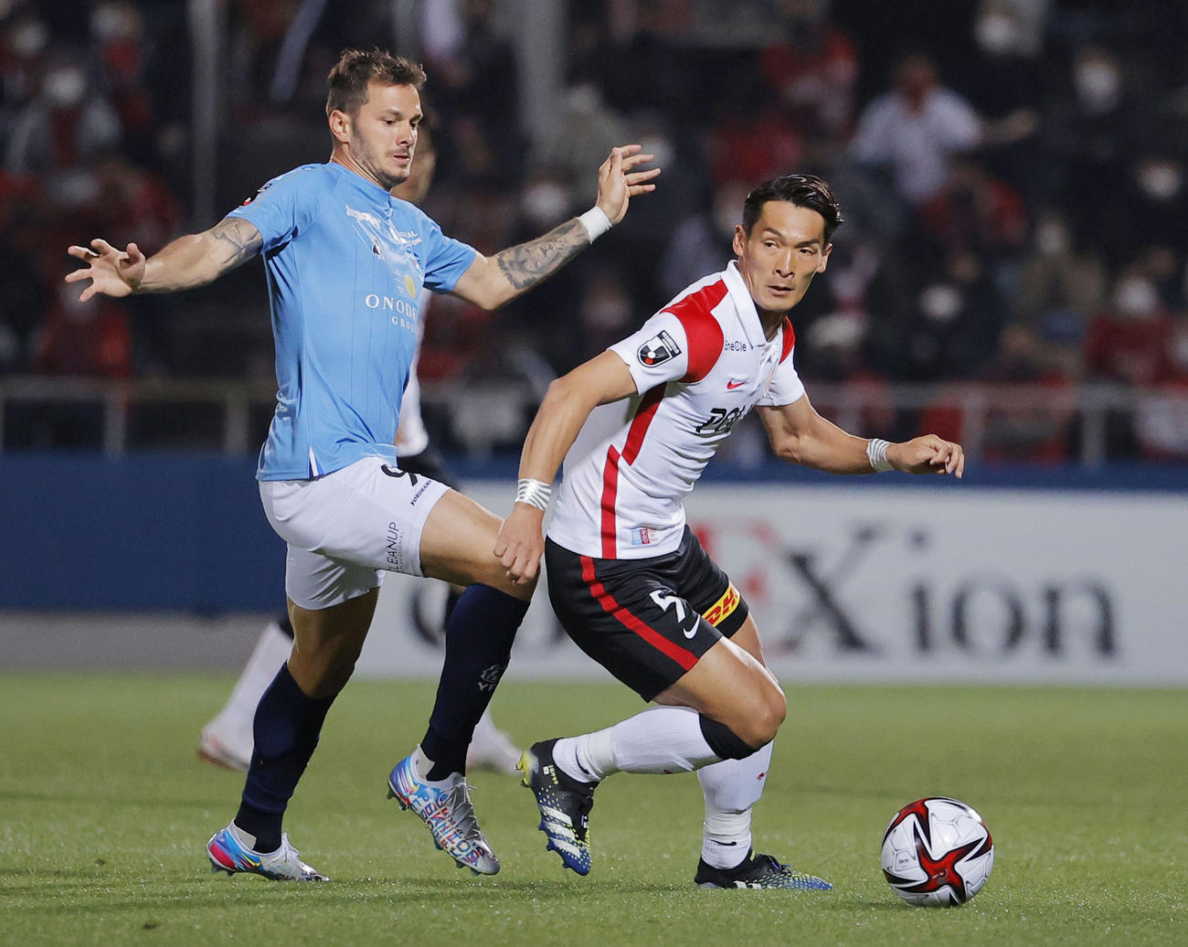 横浜FC―浦和　後半、競り合う横浜FC・クレーベ（左）と浦和・槙野（共同）