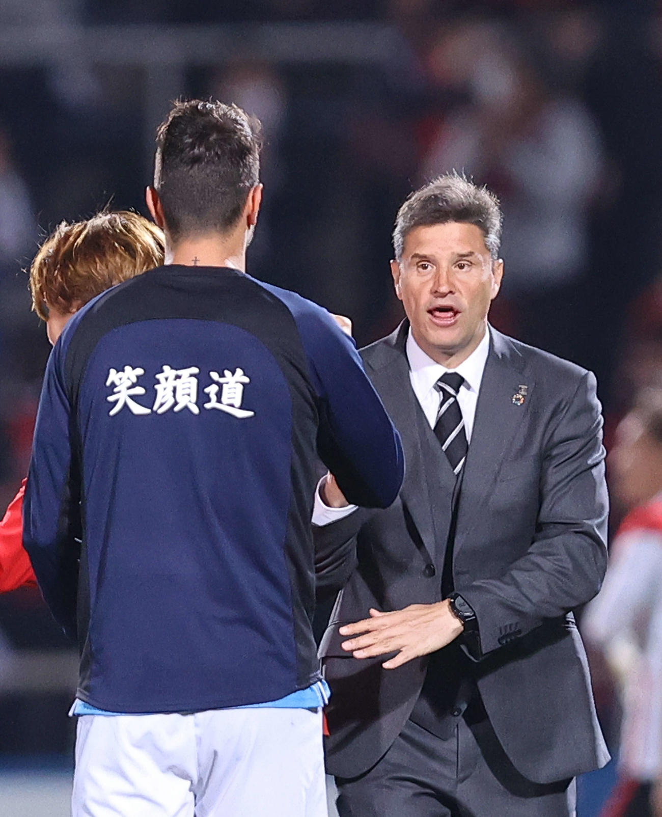横浜FC対浦和　試合を終え、横浜FCクレーベ（左）と言葉を交わす浦和ロドリゲス監督（撮影・河田真司）
