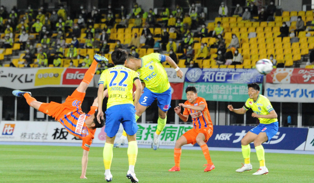 矢村が2試合連続ゴールをオーバーヘッドで決め、先制
