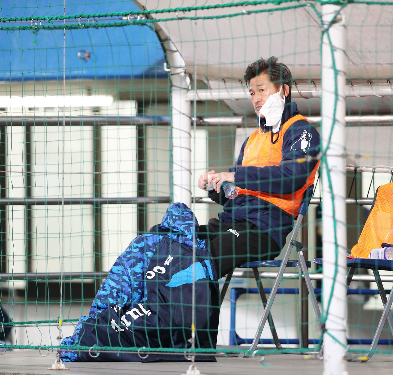 横浜FC対浦和　試合開始前、ベンチ入りする横浜FCカズ（撮影・河田真司）