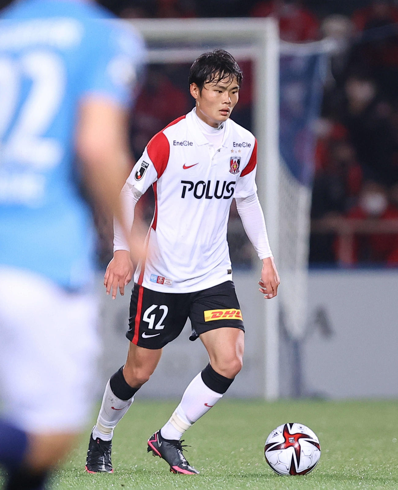 横浜FC対浦和　前半、ボールを回す浦和工藤（撮影・河田真司）