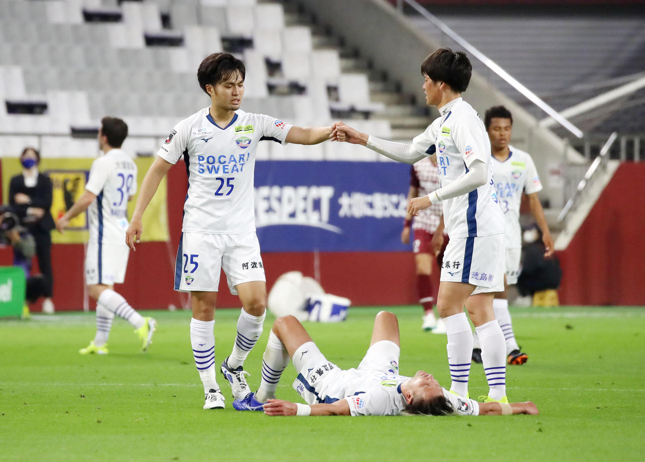 神戸対徳島　神戸に勝利した徳島イレブンたち（撮影・加藤哉）