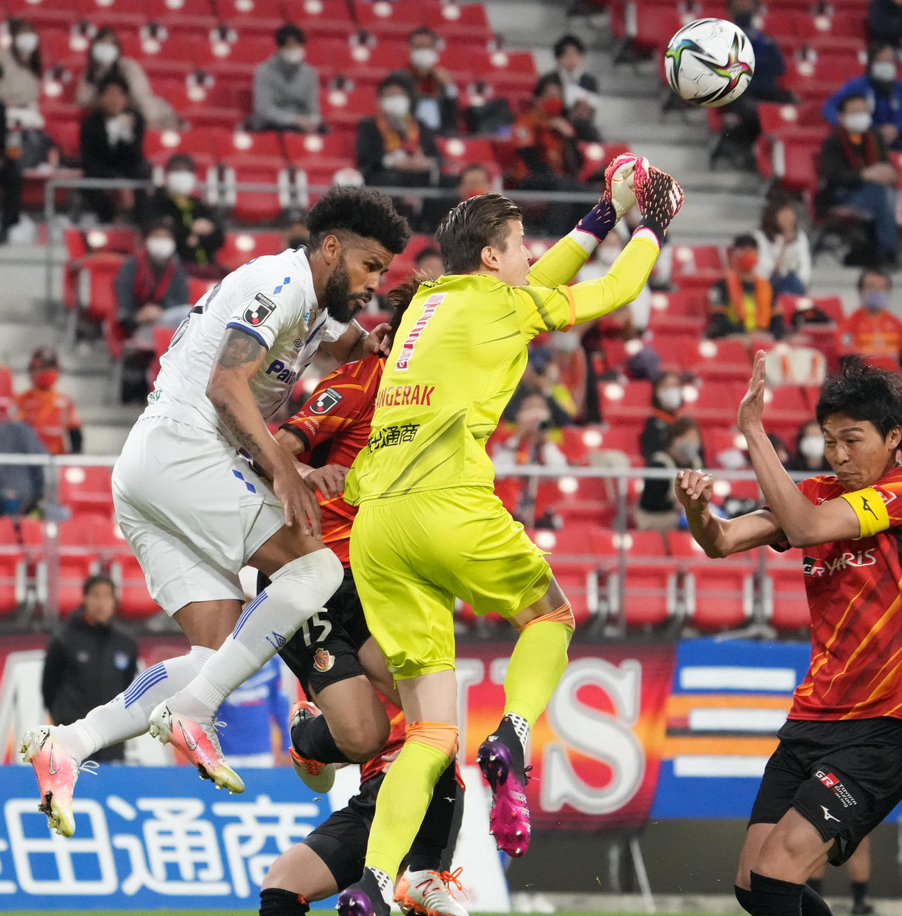 名古屋対G大阪　後半、ゴール前で名古屋GKランゲラックと競り合うG大阪パトリック（左）（撮影・森本幸一）