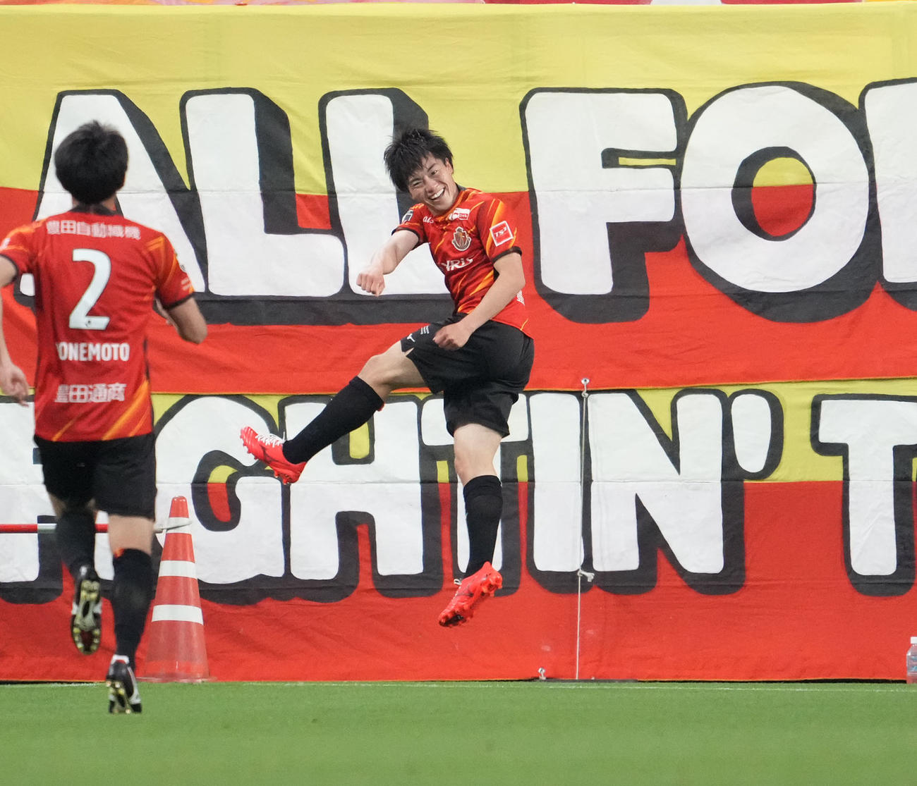 名古屋対G大阪　後半、チーム2点目のゴールを決め喜ぶ名古屋相馬（右）（撮影・森本幸一）