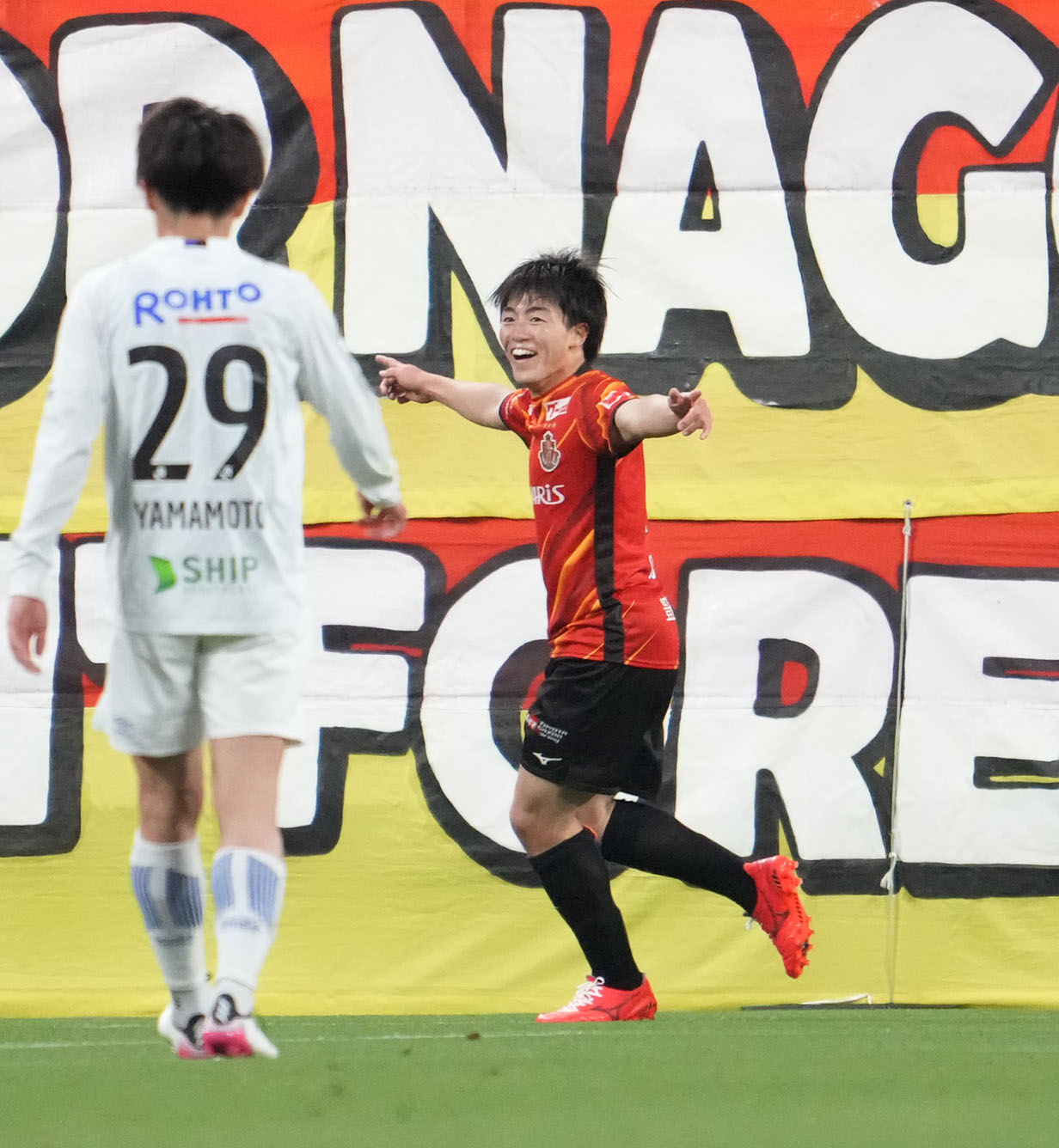 名古屋対G大阪　後半、チーム2点目のゴールを決め喜ぶ名古屋相馬（右）（撮影・森本幸一）