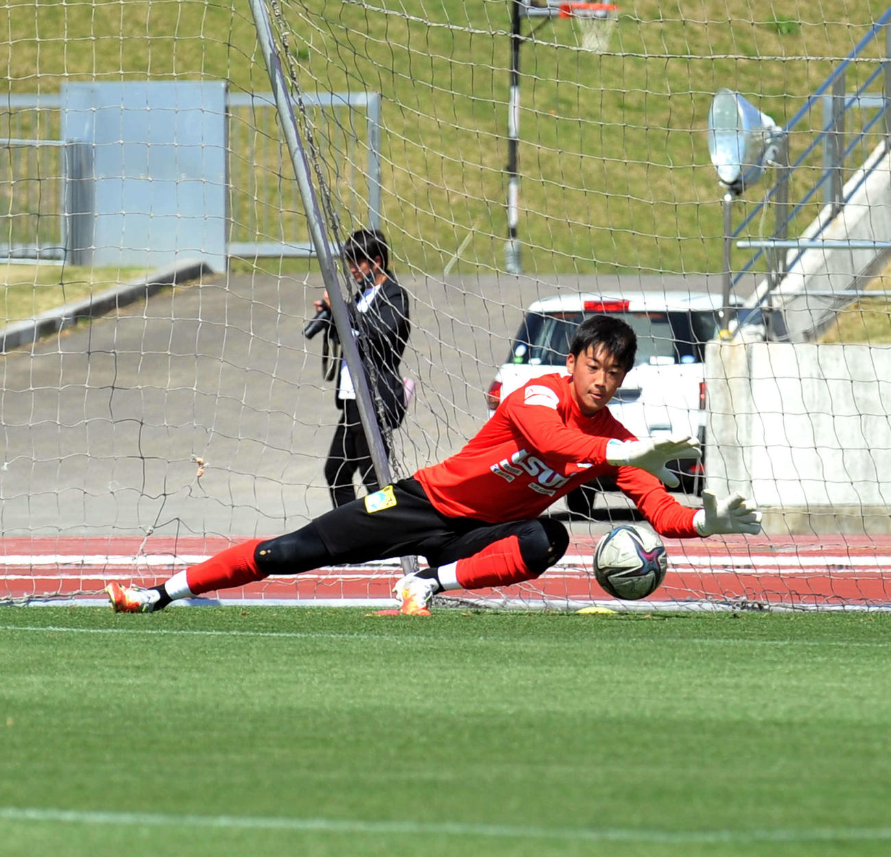 シュートに飛び付く沼津GK大友