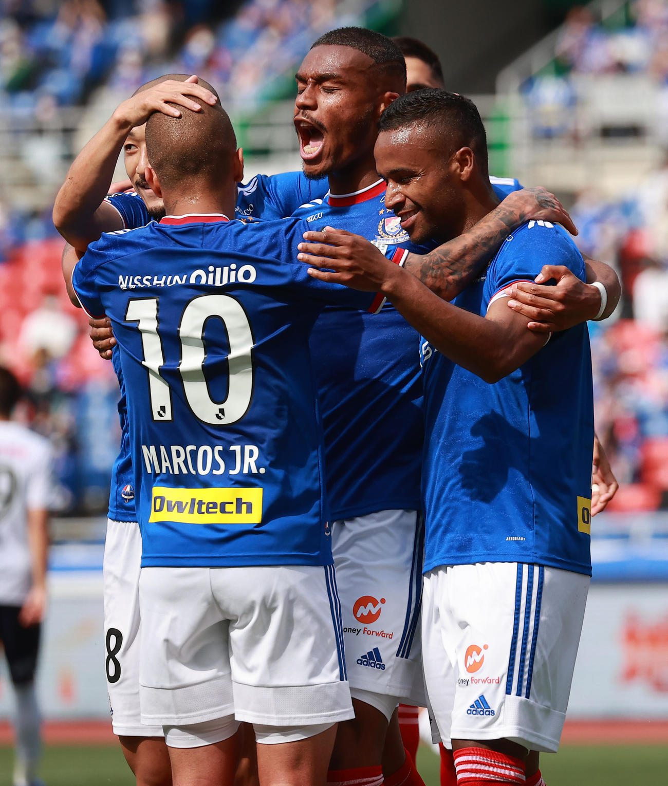 横浜対横浜FC　前半、ゴールを決めた横浜オナイウ（右から2人目）は、エウベル（右端）らと喜びあう（撮影・野上伸悟）