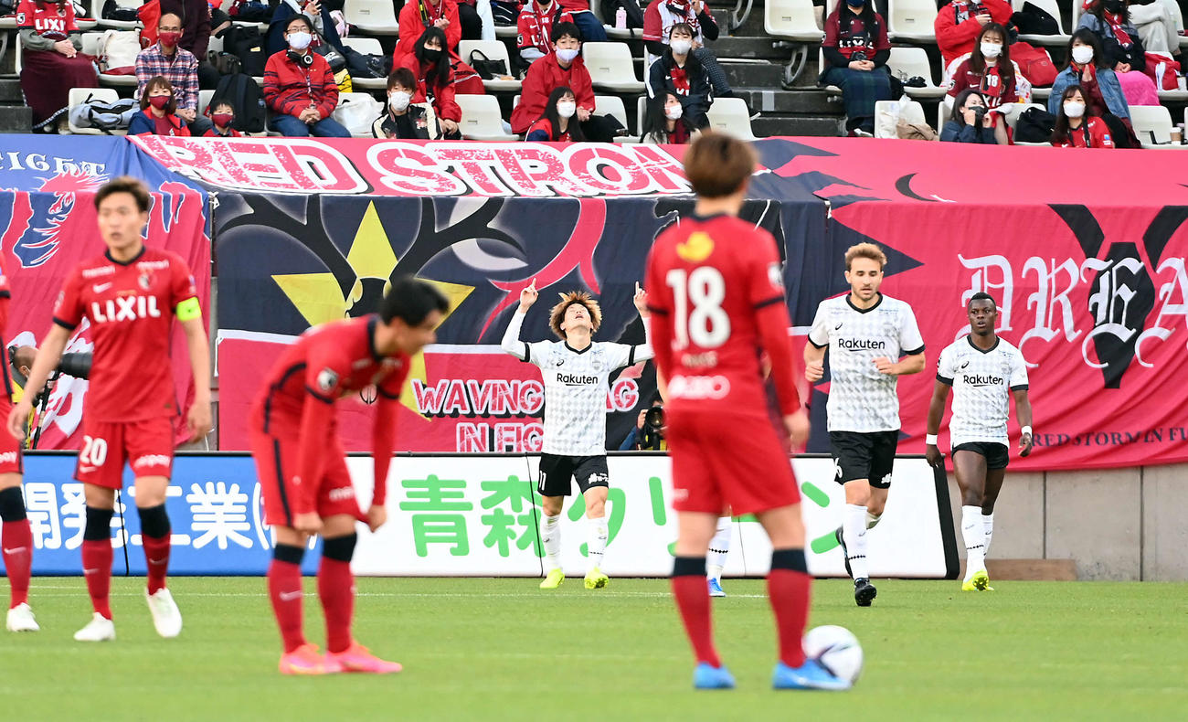 鹿島対神戸　前半28分、先制ゴールを決め喜ぶ神戸FW古橋（中央）（撮影・たえ見朱実）