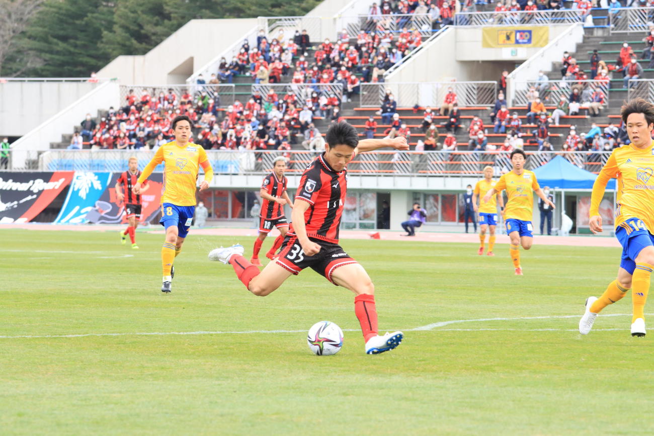 後半10分、同点のプロ初ゴールを決める札幌小柏（撮影・保坂果那）