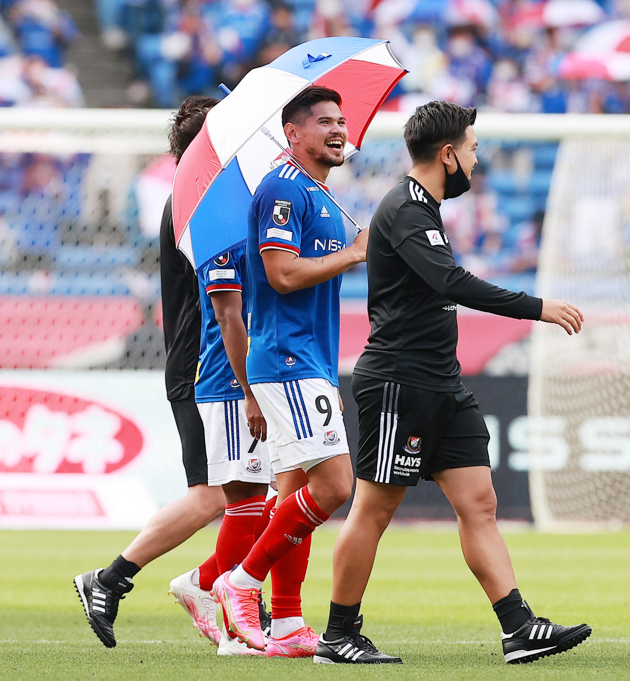 横浜対横浜FC　試合後にトリコロールカラーの傘を手に場内1周する横浜レオ・セアラ（撮影・野上伸悟）